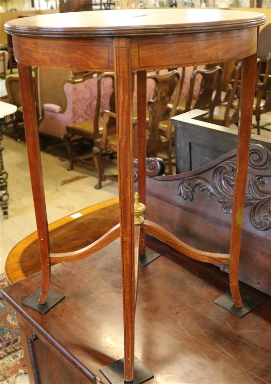 Edwardian circular top satinwood veneered occasional table(-)